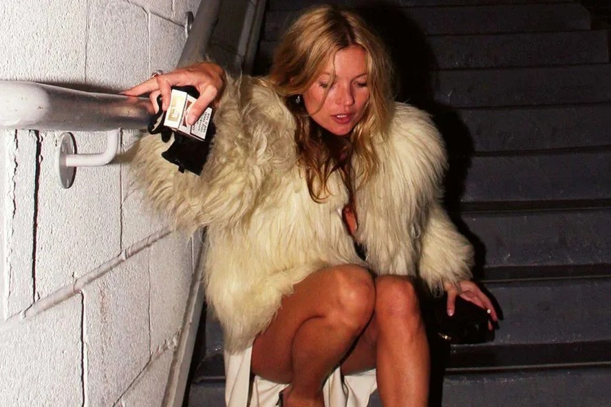 Fotógrafo revela bastidores de imagem polêmica de Kate Moss e nega
