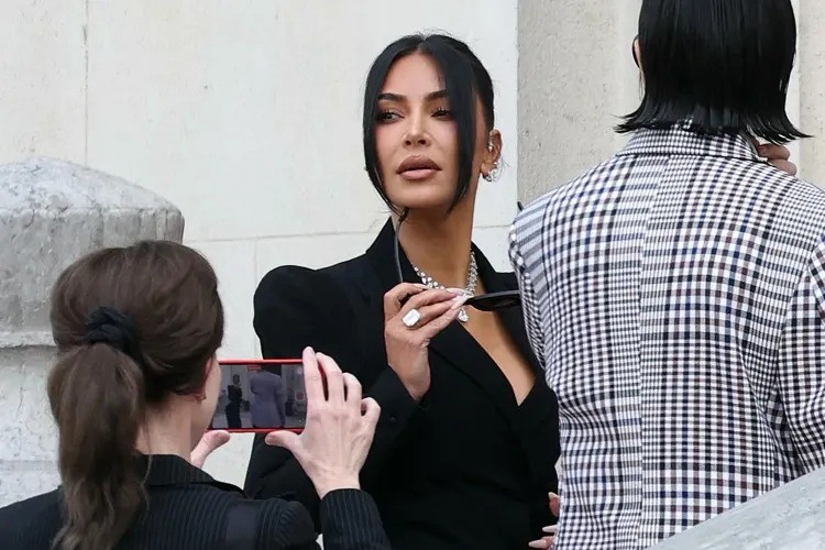 Capa fotográfica da fonte da Forma Livre: Kim Kardashian recebe indenização simbólica após assalto milionário em Paris