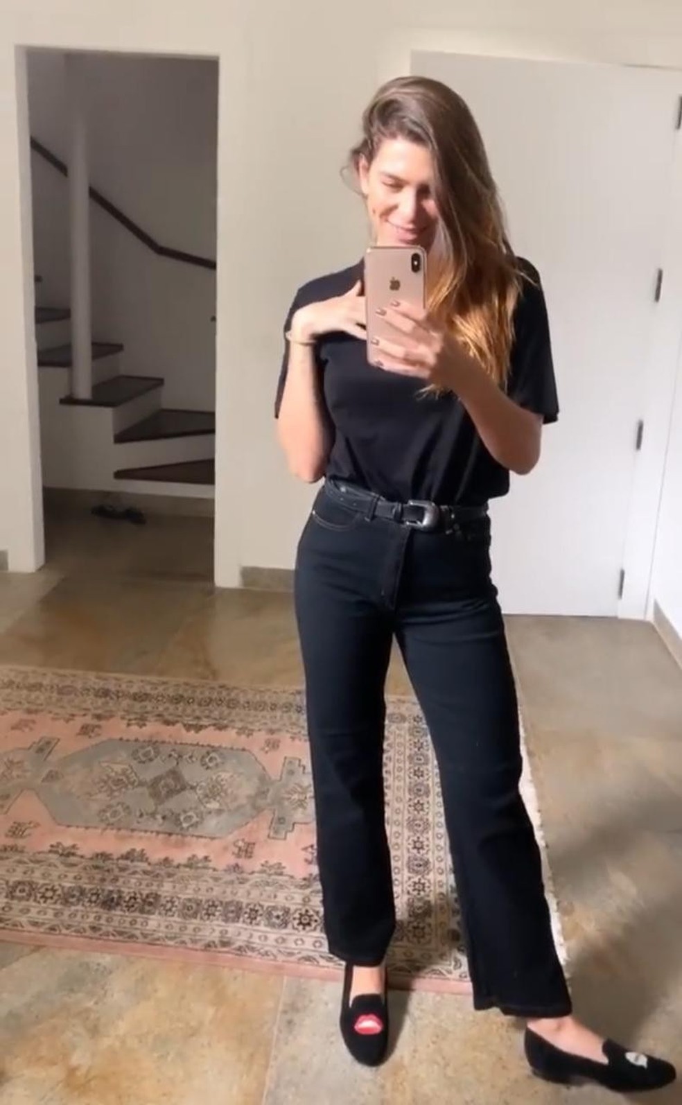 Mariana Goldfarb mostra look do dia para est gio