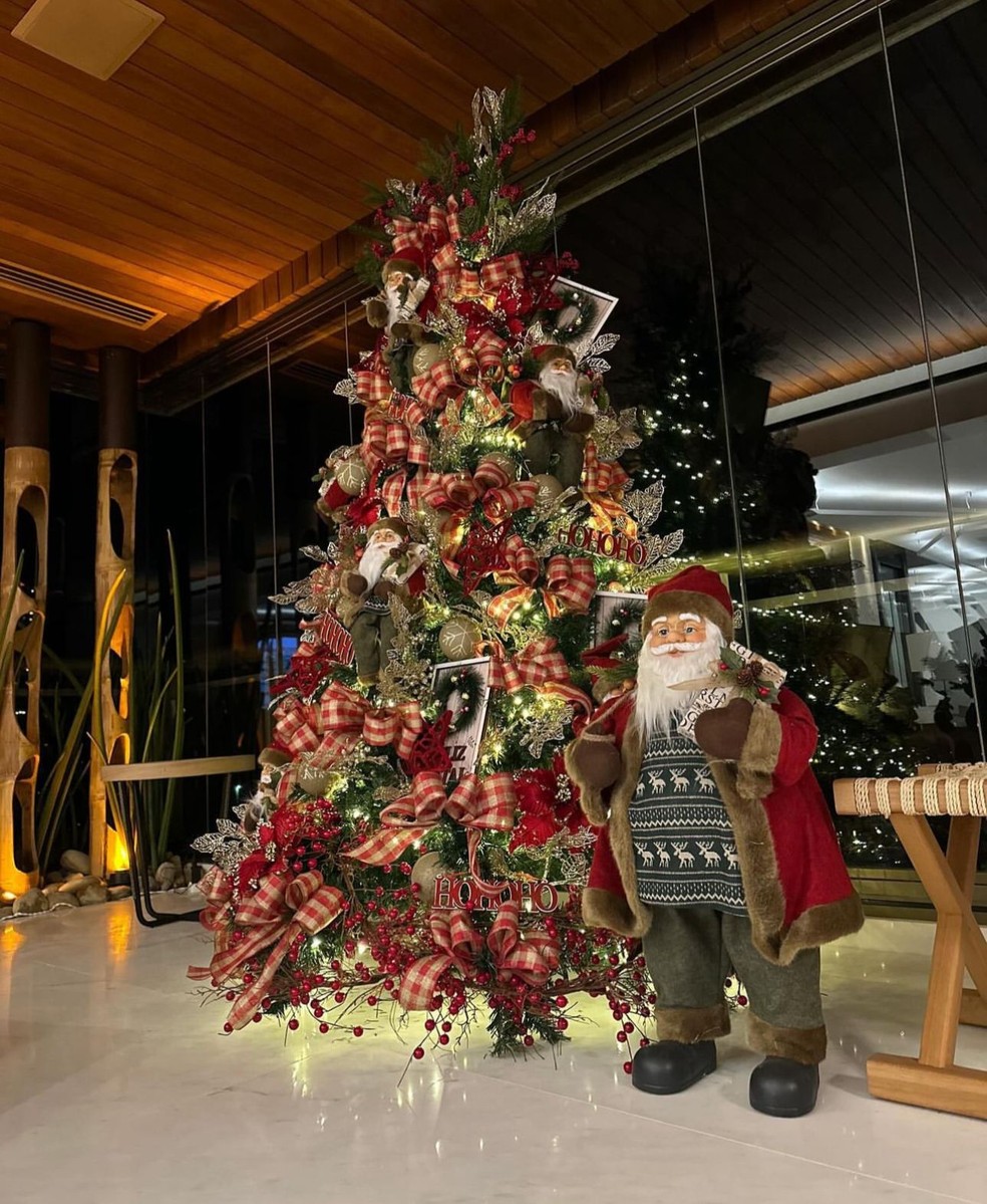 Monique Alfradique exibe decoração luxuosa de Natal Celebridades Vogue