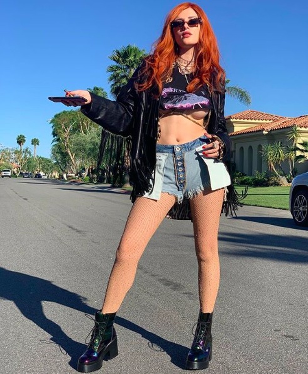 Bella Thorne deixa underboob à mostra no Coachella Celebridades Vogue