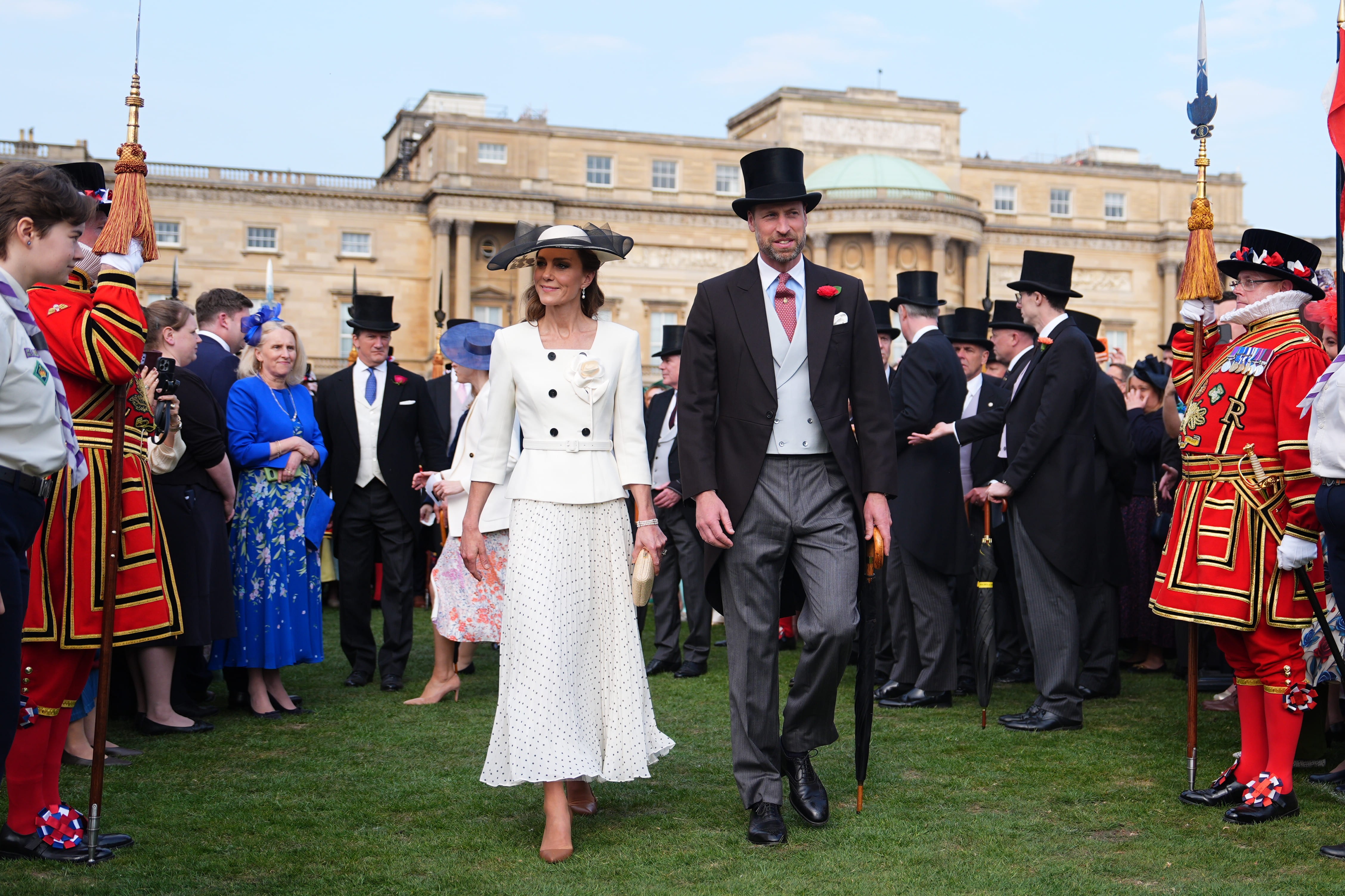 Kate Middleton e Príncipe William oferecem festa no jardim do Palácio de Buckingham