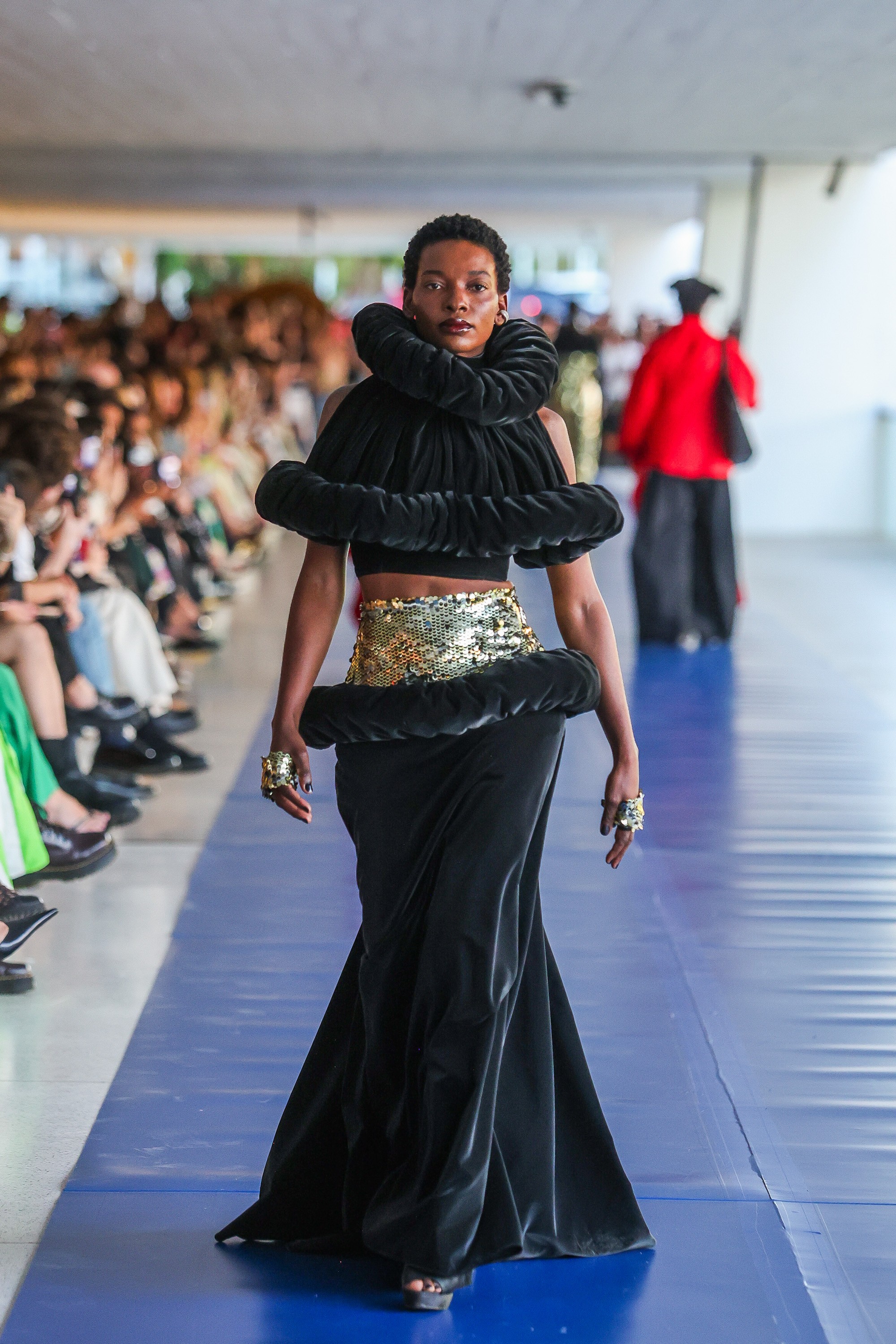 Desfile no Museu Oscar Niemeyer marca lançamento da nova coleção de Rafael Chaouiche