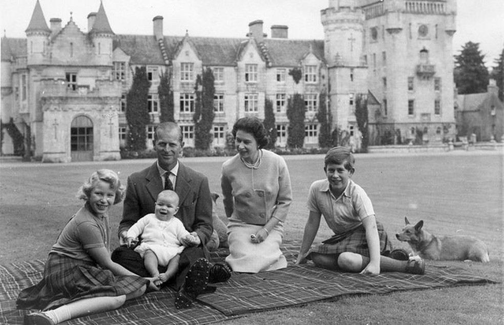 9th September 1960:  Queen Elizabeth II and Prince Philip, Duke of Edinburgh with their children, Prince Andrew (centre), Princess Anne (left) and Charles, Prince of Wales sitting on a picnic rug outside Balmoral Castle in Scotland. Queen Victoria's husba (Foto: Getty Images) — Foto: Vogue