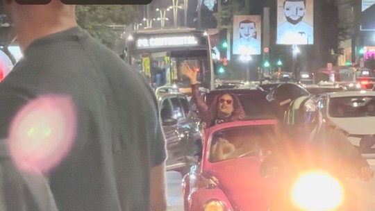 Gloria Groove faz show surpresa em carro na Avenida Paulista