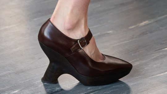 Os sapatos com salto invertido são a tendência ousada dos anos 2000 que está de volta