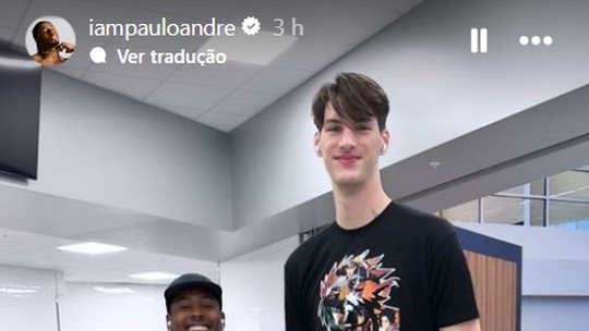 Paulo André posa com adolescente mais alto do mundo