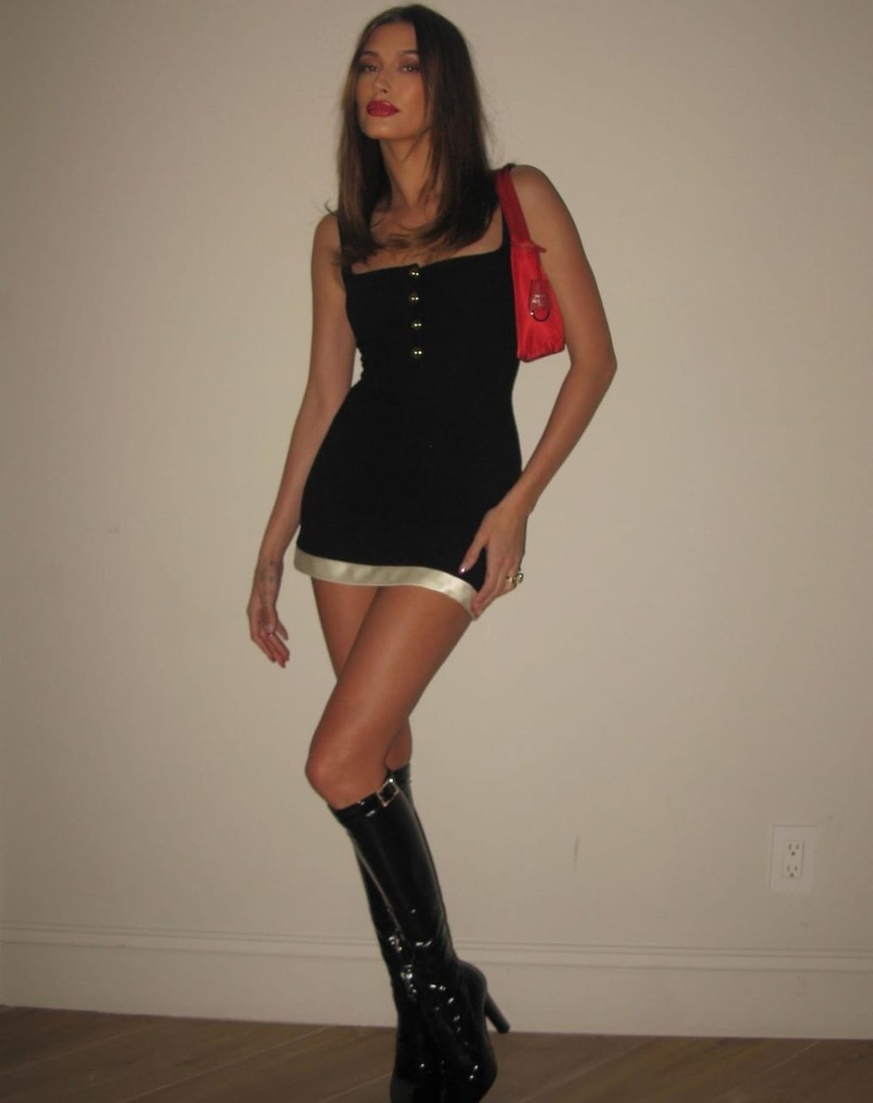 Hailey Bieber aposta em nail art de Natal