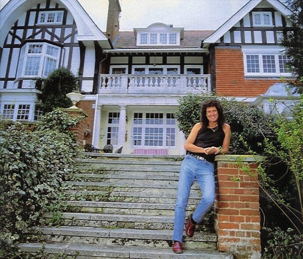Brian May tem casa na Inglaterra — Foto: Reprodução/X