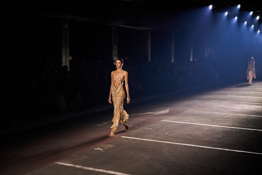 Modelo desfila com vestido sustentado por piercing na Mugler