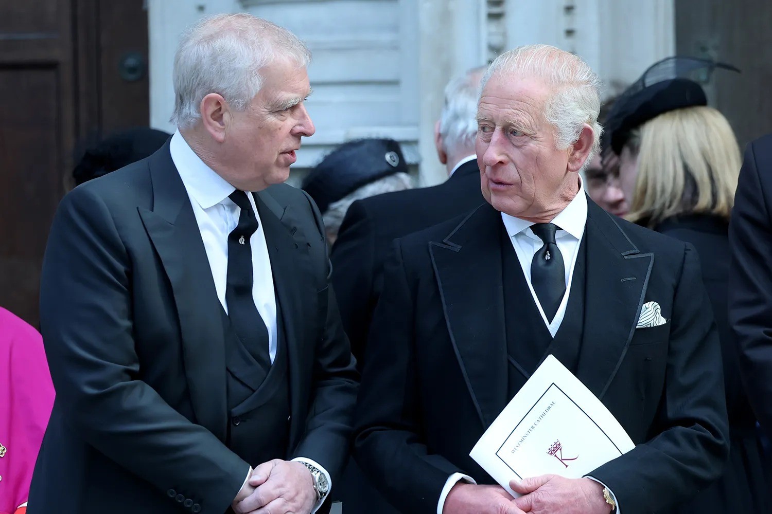 Rei Charles mantém distância do príncipe Andrew durante estadia em Sandringham