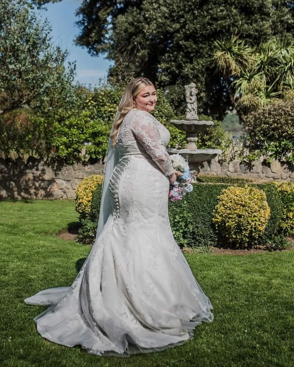 Kayley Stead, 27, não deixou que a falta de um noivo a impedisse de fazer sua grande entrada em seu vestido de noiva — Foto:  Neil Jones Photography