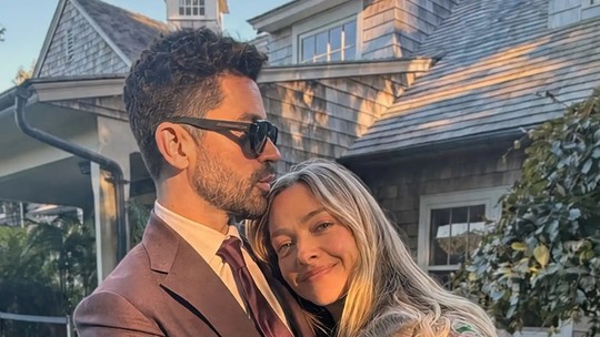 Dominic Cooper reencontra Amanda Seyfried e conta ideia inusitada para "Mamma Mia! 3"