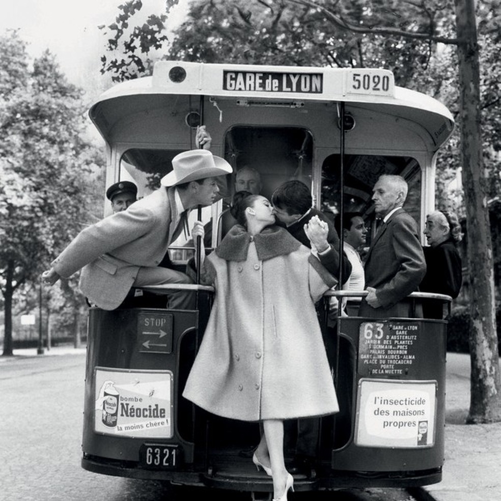 Audrey Hepburn, Mel Ferrer e Buster Keaton clicados pelo americano em Paris, em 1959 (Foto: © Ministère De La Culture - France/aajhl, © The Richard Avedon Foundation e Divulgação) — Foto: Vogue