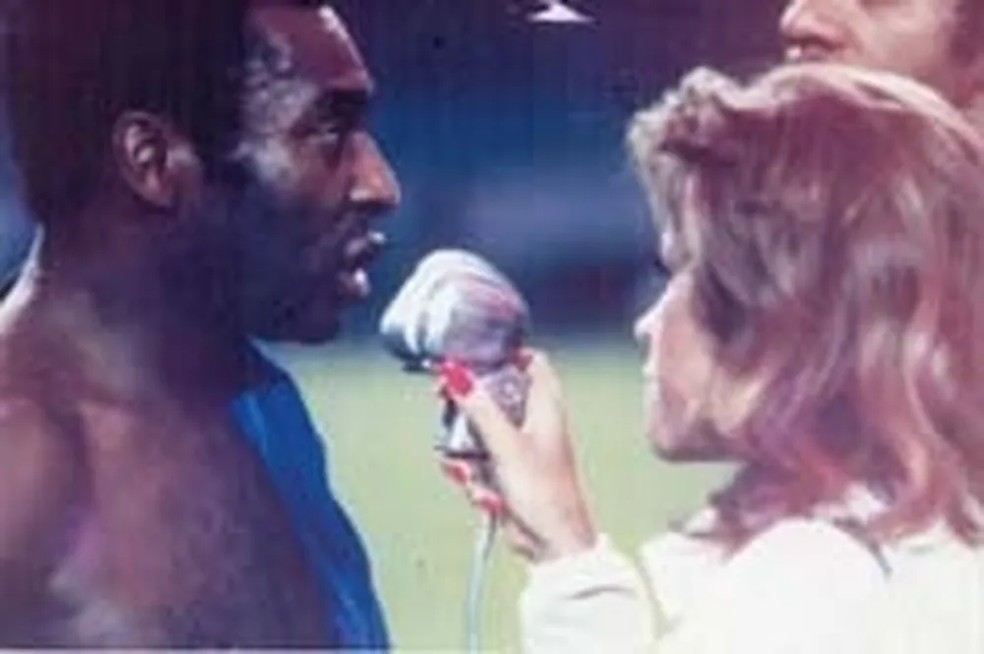 Claudete Troiano entrevista Pelé — Foto: Museu do Futebol