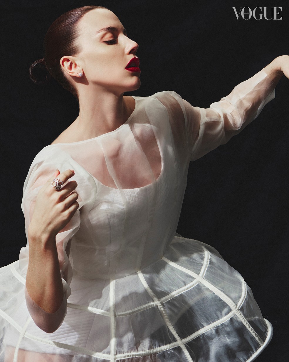 Alice Wegmann usa vestido e body HELO ROCHA, brincos de Ouro Nobre 18K com diamantes e anel de ouro branco e ouro amarelo 18K com diamantes — Foto: Vogue Brasil/ Juliana Rocha