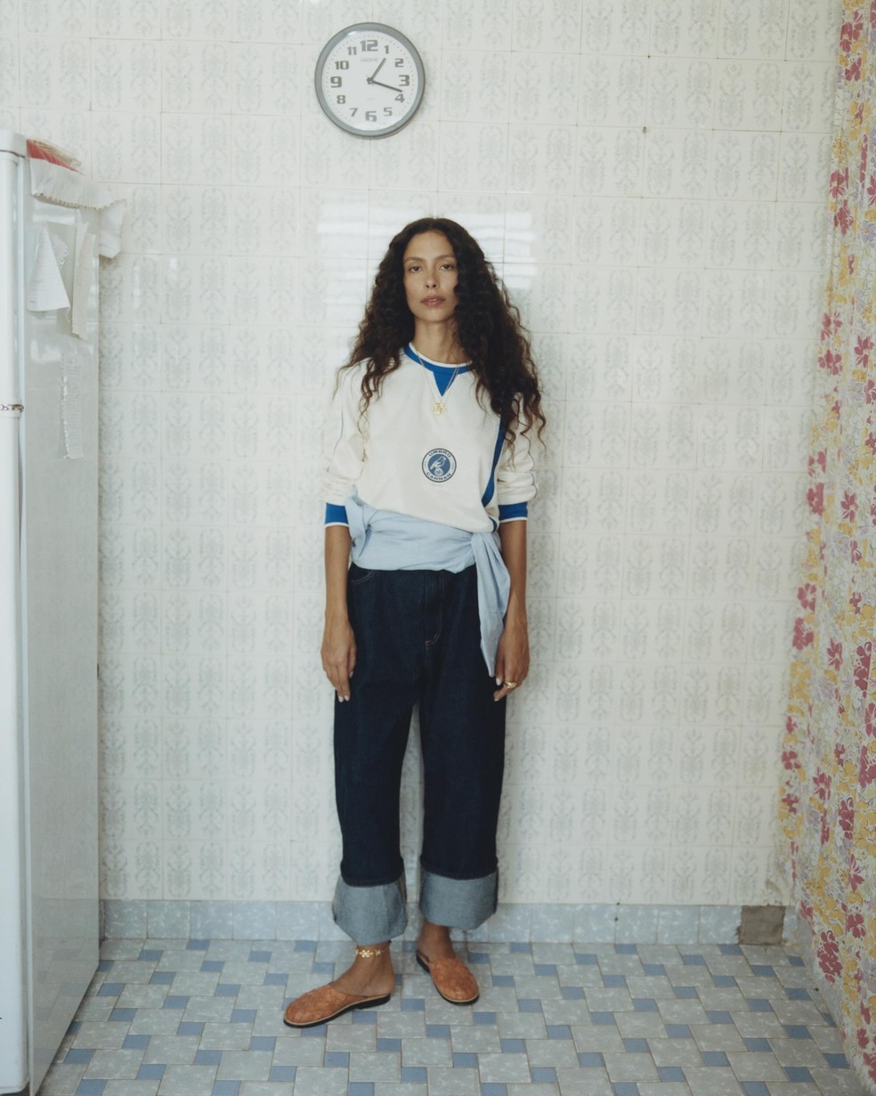 7 inspirações de looks com camisas esportivas do Brasil — Foto: Divulgação Carnan x Umbro