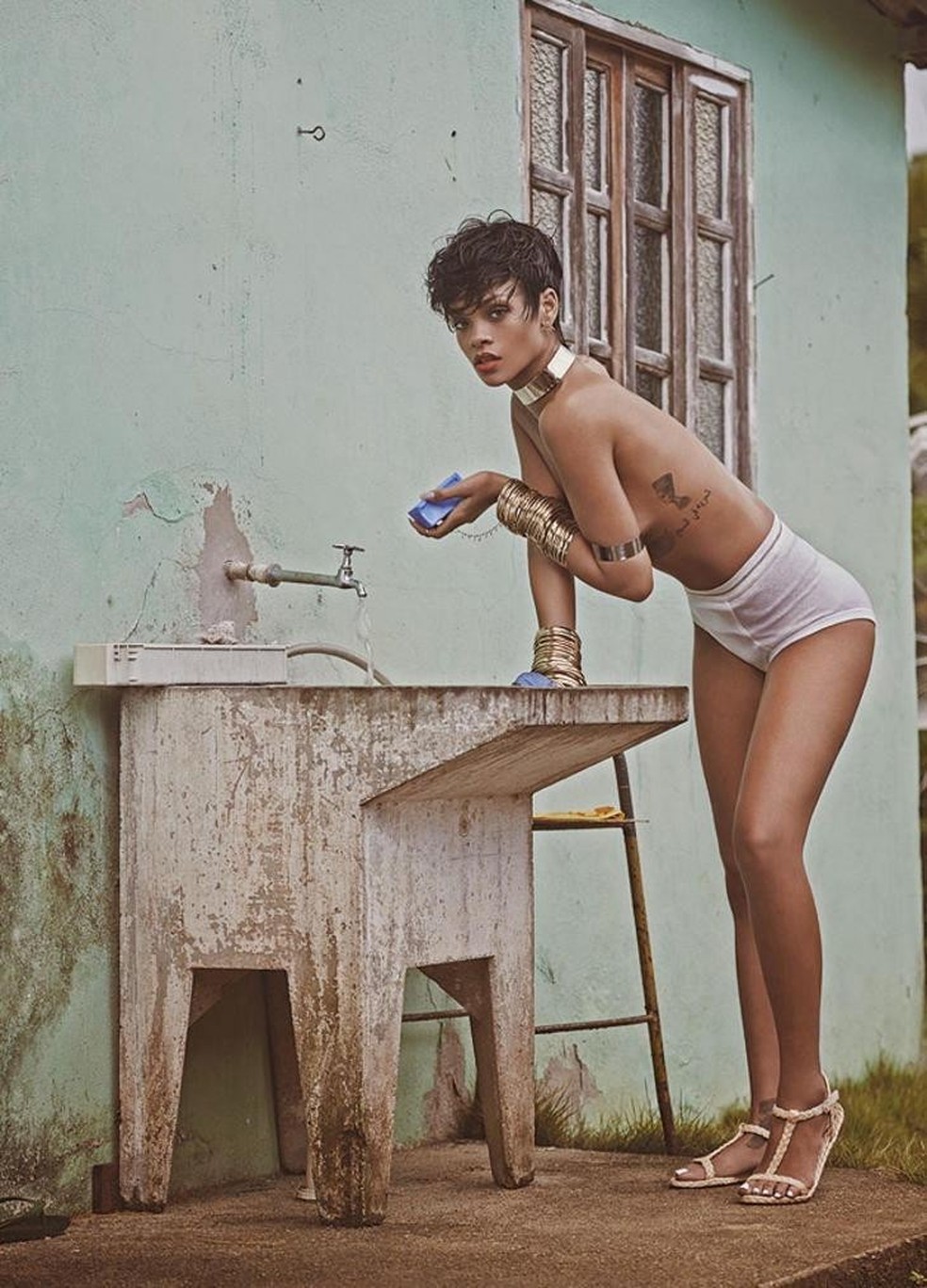 Rihanna em casa da humilde vila de pescadores que serviu de locação para o shooting (Foto: Mariano Vivanco) — Foto: Vogue