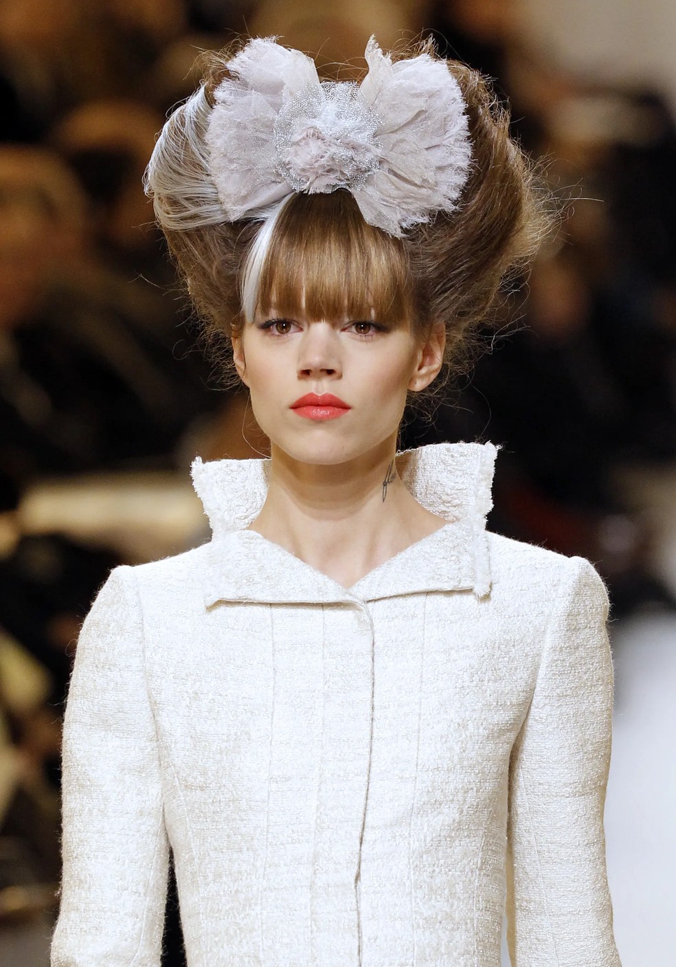 Os melhores looks de beleza nas passarelas da Chanel de Karl Lagerfeld — Foto: PATRICK KOVARIK/Getty Images