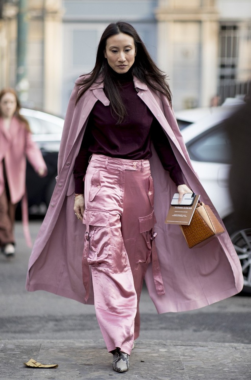 Look com calça cargo rosa — Foto: Getty Images