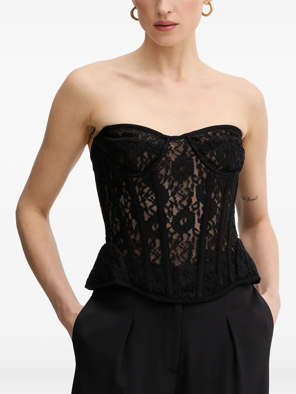Corset Bardot com renda, da BARDOT — Foto: Divulgação