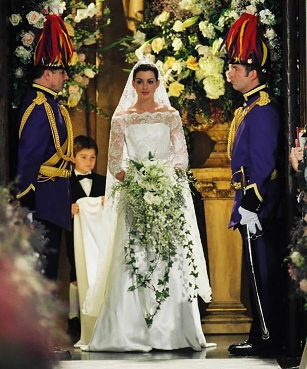 Anne Hathaway em O Diário da Princesa Noivado Real (2004) — Foto: Vogue