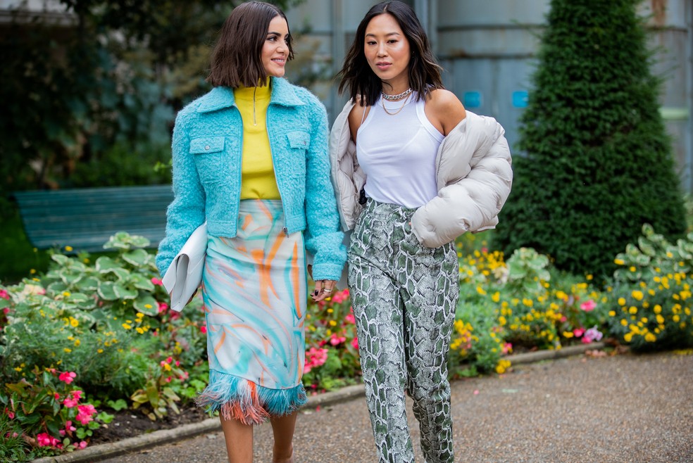 Camila Coelho, uma das agenciadas da Coolab, ao lado da também influenciadora Aimee Song durante uma semana de moda de Paris, em 2019 — Foto: Getty Images