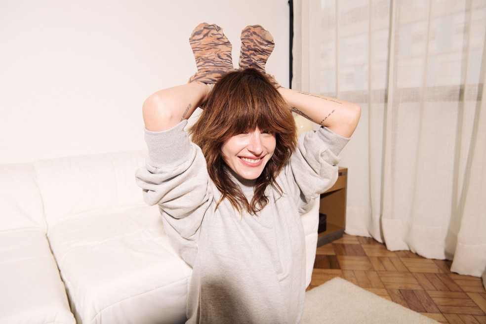 Verena Figueiredo com a meia-calça de estampa de tigre garimpada em Paris — Foto: Henrique Butcher