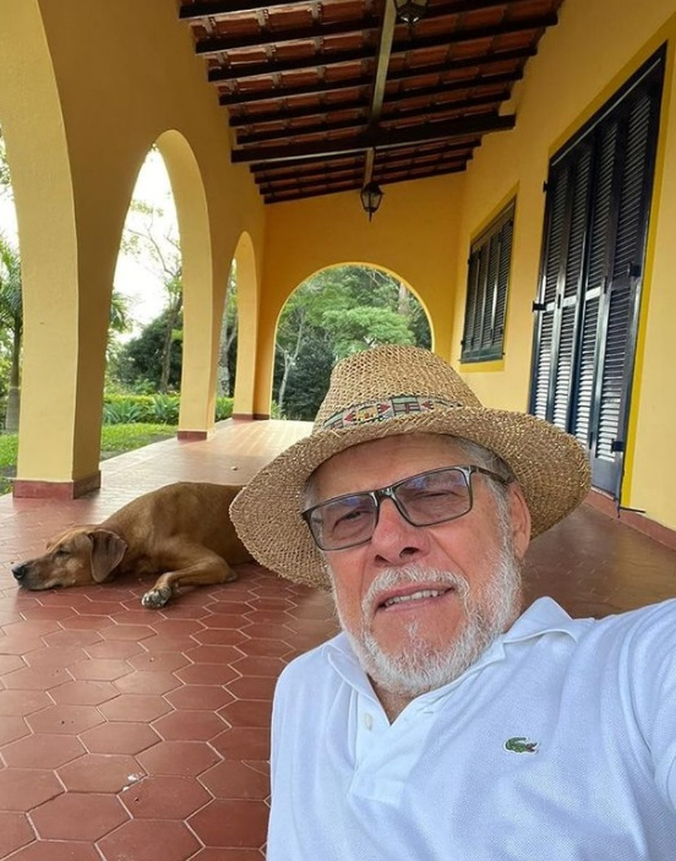 Ao lado de pet, José Mayer faz rara aparição em seu sítio