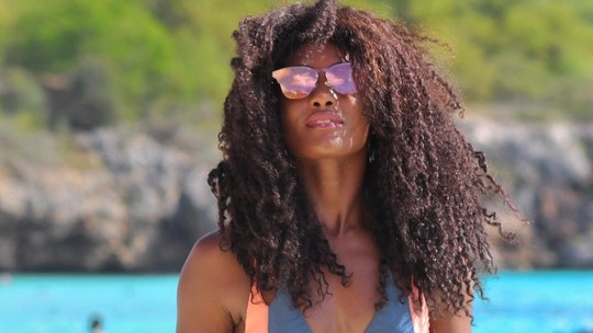Erika Januza lembra foto de viagem ao Curaçao e ganha elogios: "Deusa"