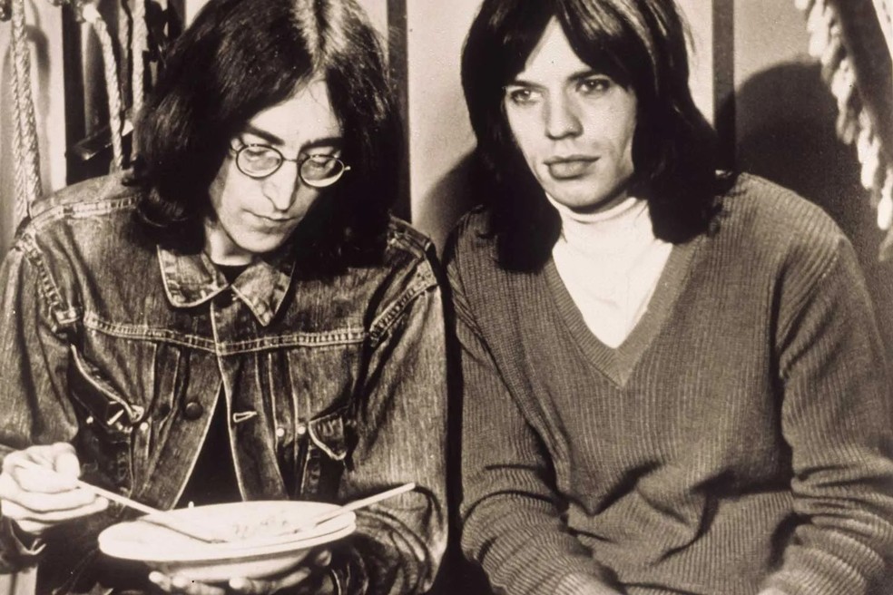 John Lennon e Mick Jagger — Foto: Universal Archive/Universal Images Group via Getty