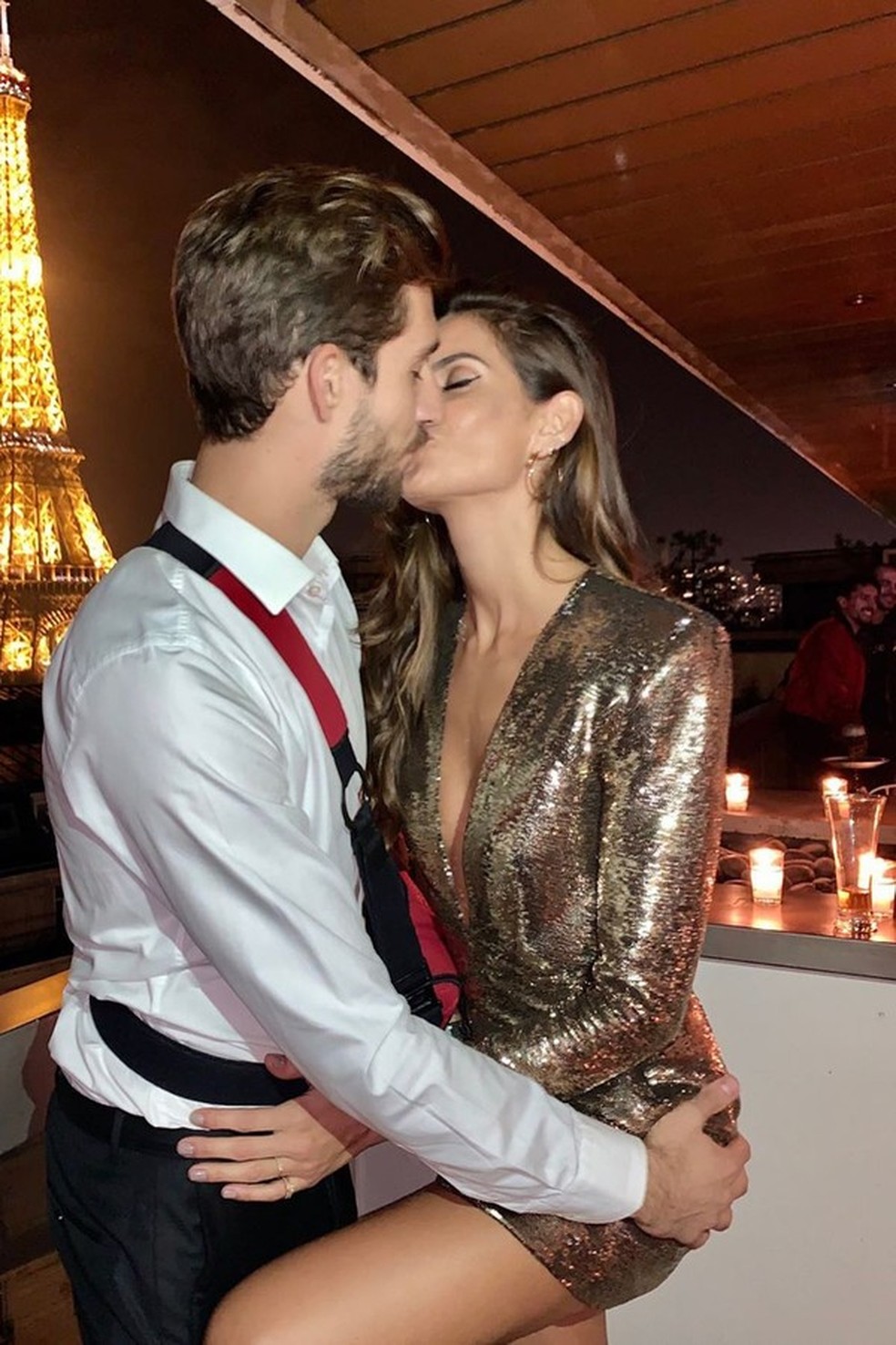 Foto: Hugo Gloss posa com Izabel Goulart e o noivo da modelo, o alemão  Kevin Trapp, na festa 'Benção', promovida pela agência Carvalheira, em  Fernando de Noronha, neste sábado, 29 de dezembro