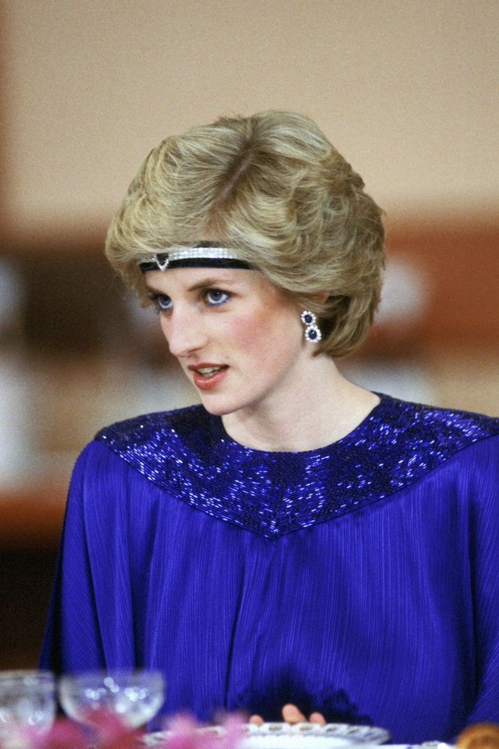 Princesa Diana usa gargantilha de diamante e safira como faixa — Foto: Getty Images