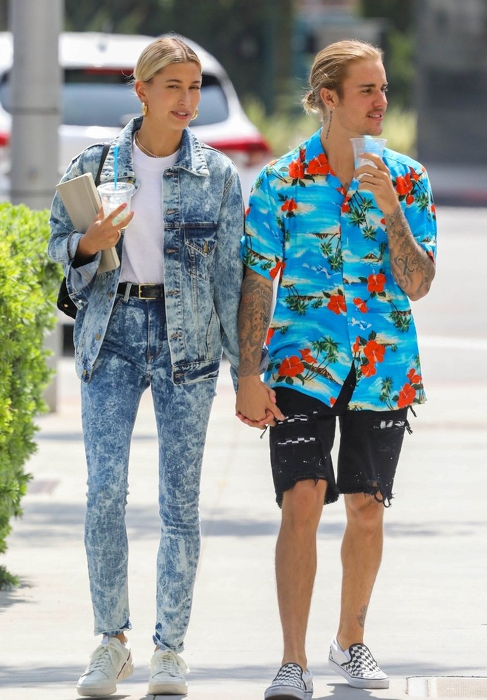 Hailey Baldwin e Justin Bieber (Foto: Backgrid) — Foto: Vogue