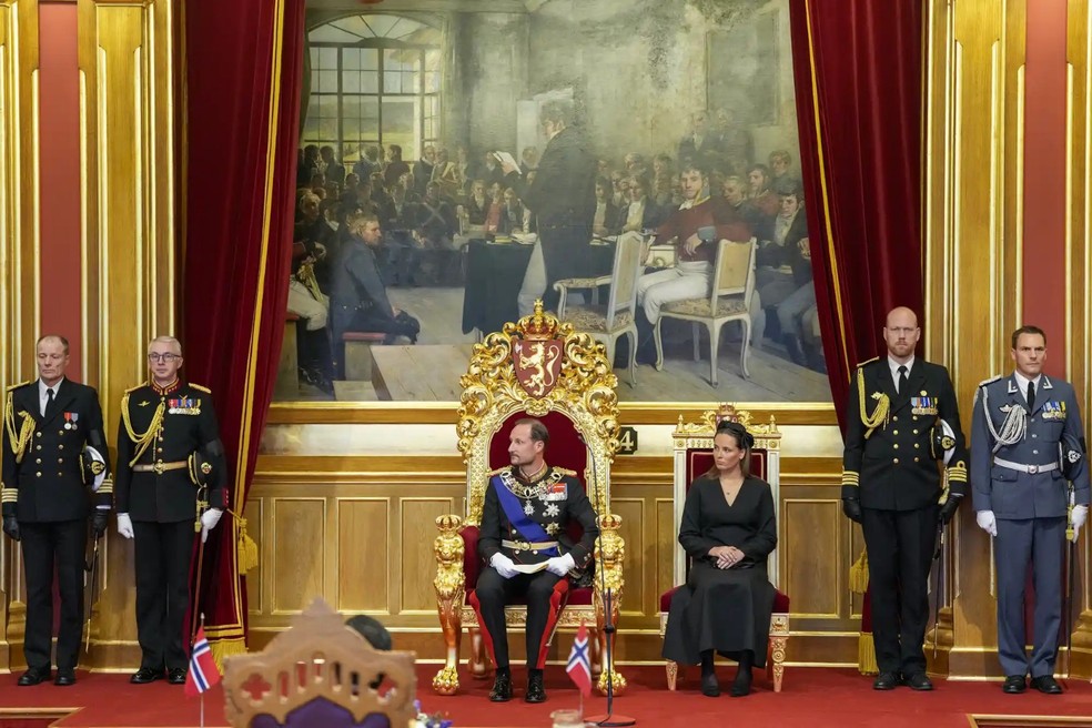 O rei Haakon e a princesa herdeira Ingrid Alexandra da Noruega participam da cerimônia de abertura da 171ª sessão do Storting em 2 de outubro de 2026 — Foto: GettyImages