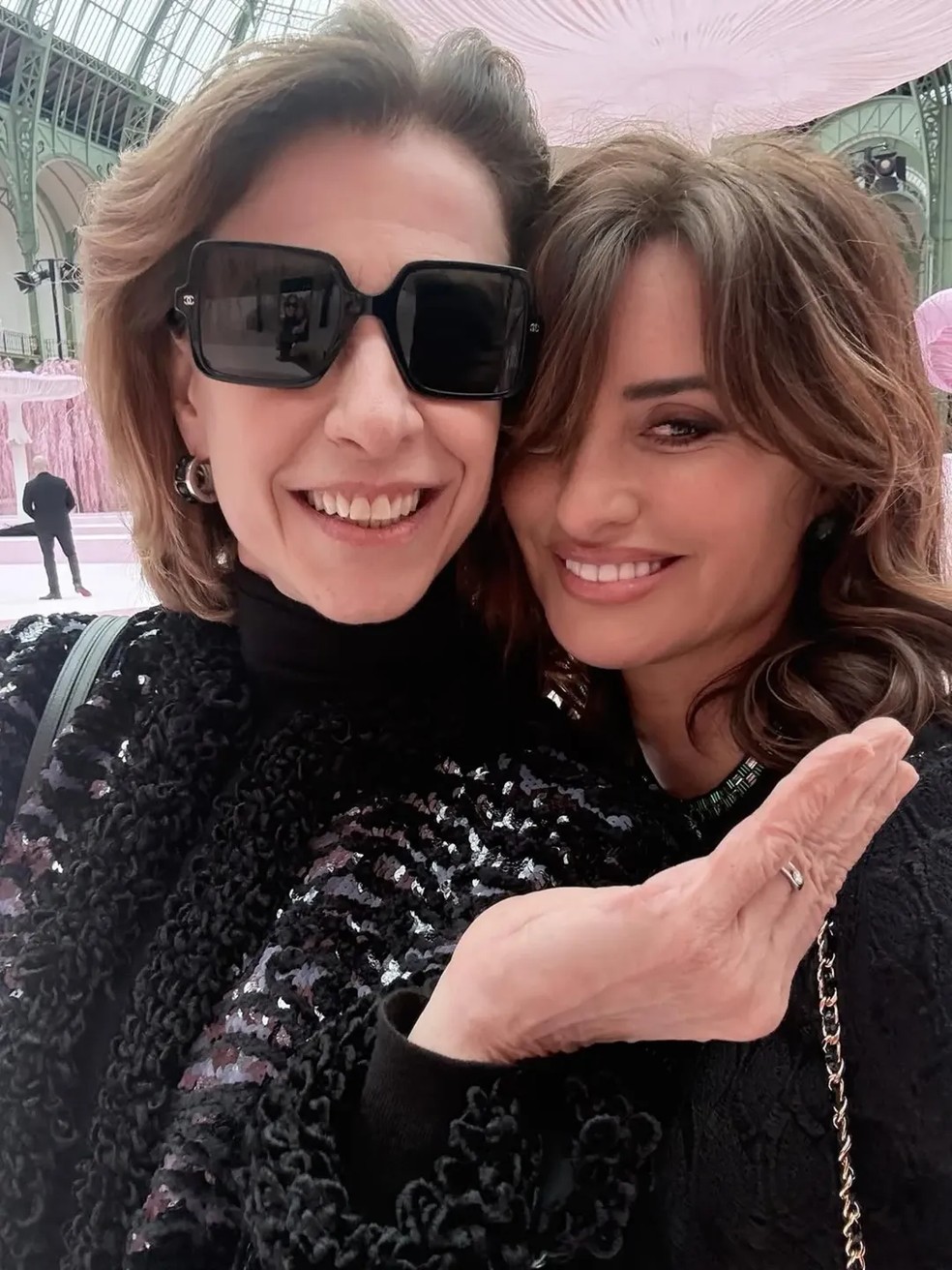 Fernanda Torres encontra Penélope Cruz no desfile da Chanel em Paris — Foto: Reprodução/Instagram