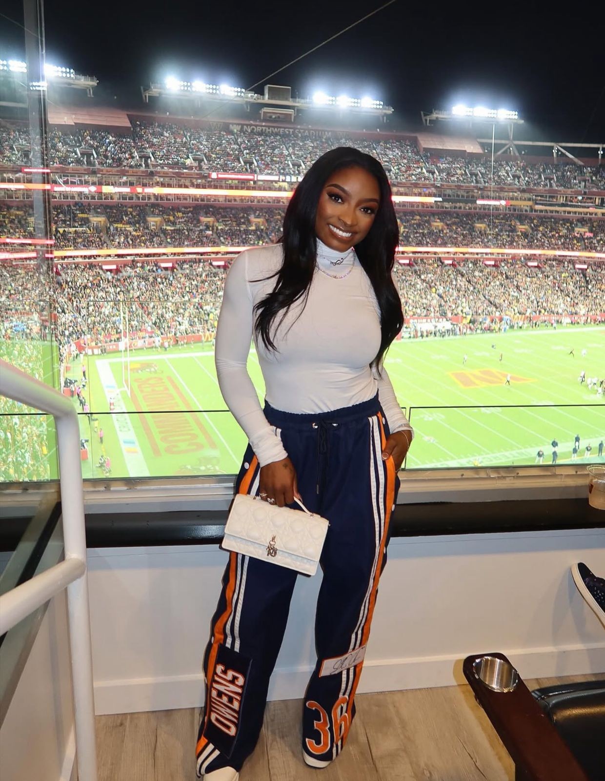 Simone Biles acompanha jogo do marido em Landover