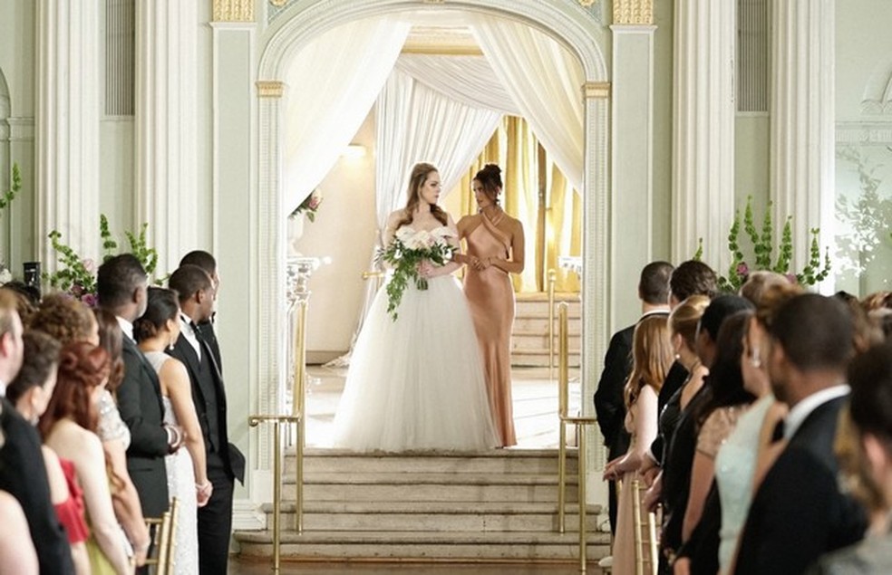 Dynasty: o look do casamento de Fallon Carrington (Foto: Divulgação) — Foto: Vogue