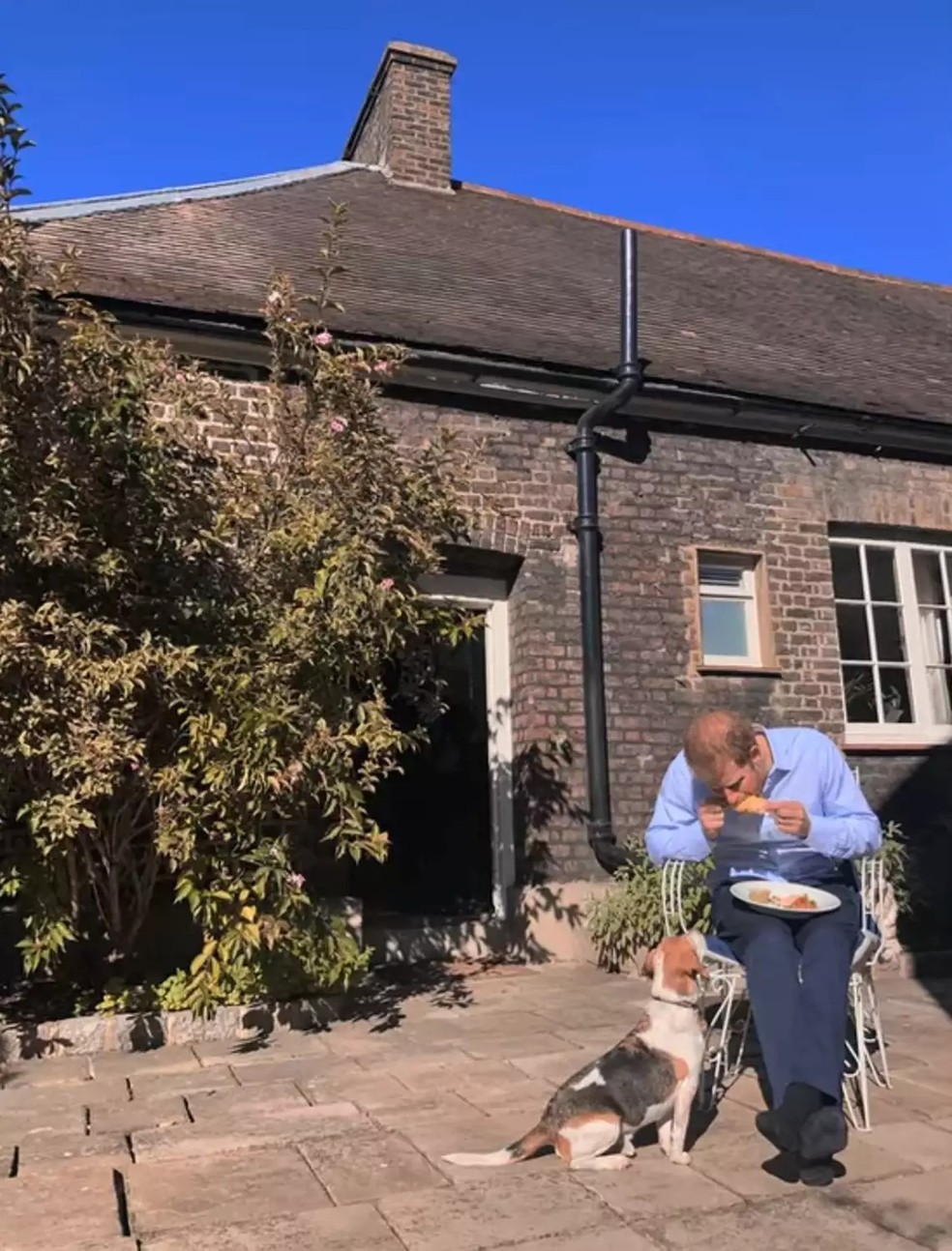 Príncipe Harry em frente ao Nottingham Cottage — Foto: Netflix