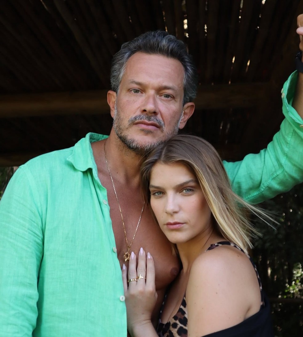 Isabella Santoni posa com o marido, Henrique Blecher — Foto: Reprodução/Instagram