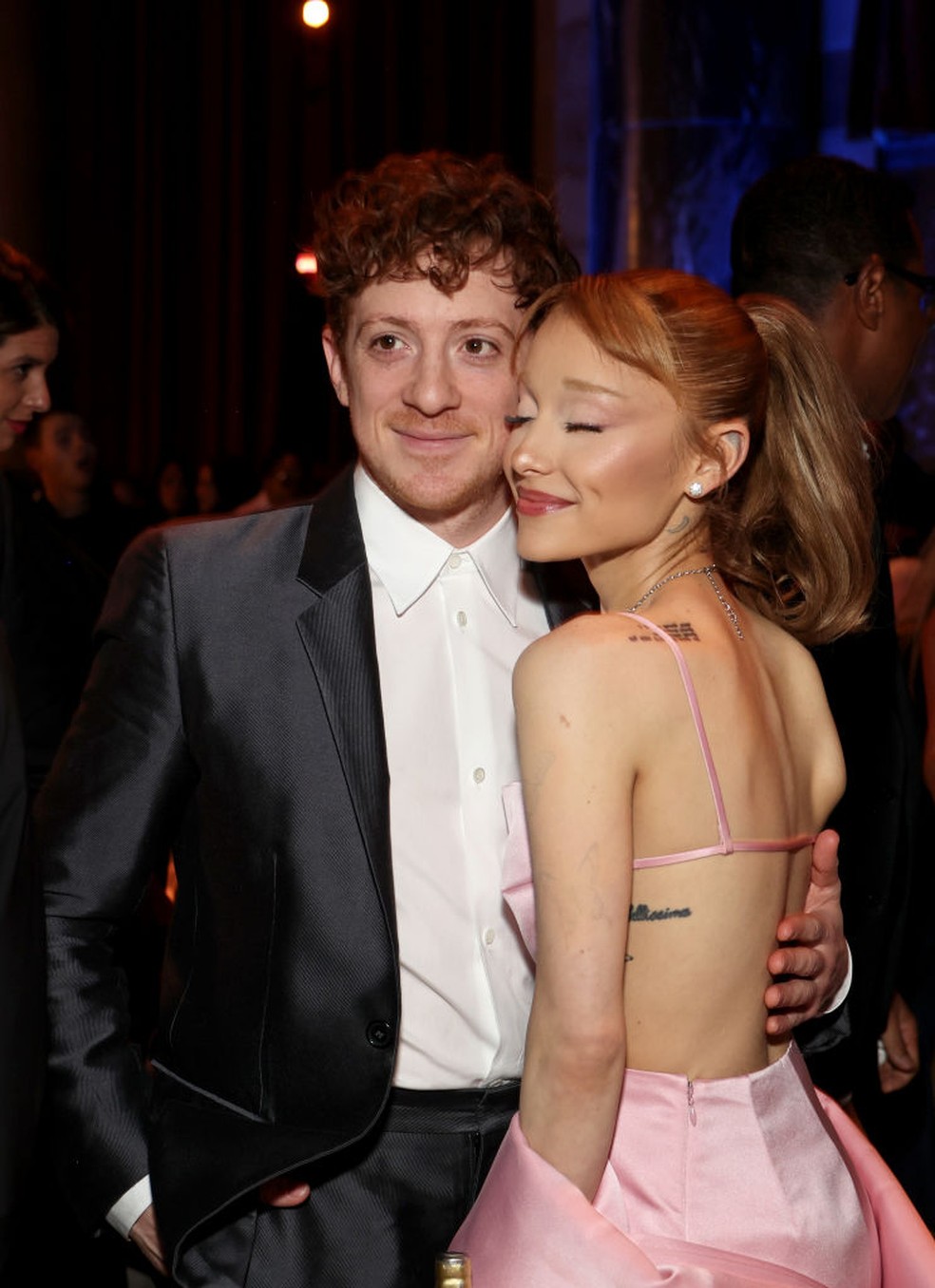 Ariana Grande namora Ethan Slater — Foto: GettyImages