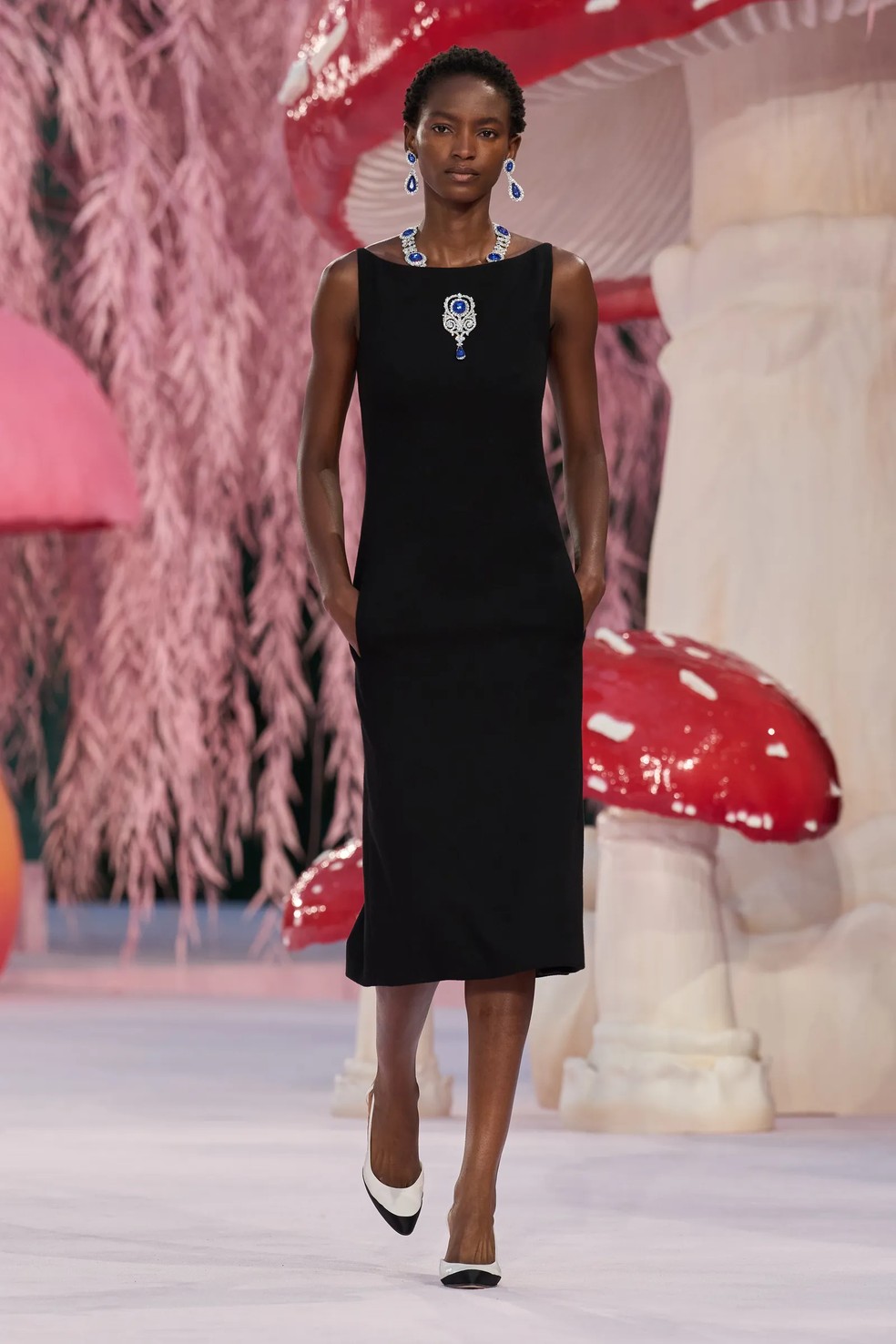 シェーンボーデン CHANEL NO.5 Pink Pages of Vogue Livro 'Chanel in Vogue' mapeia a parceria que definiu a moda do