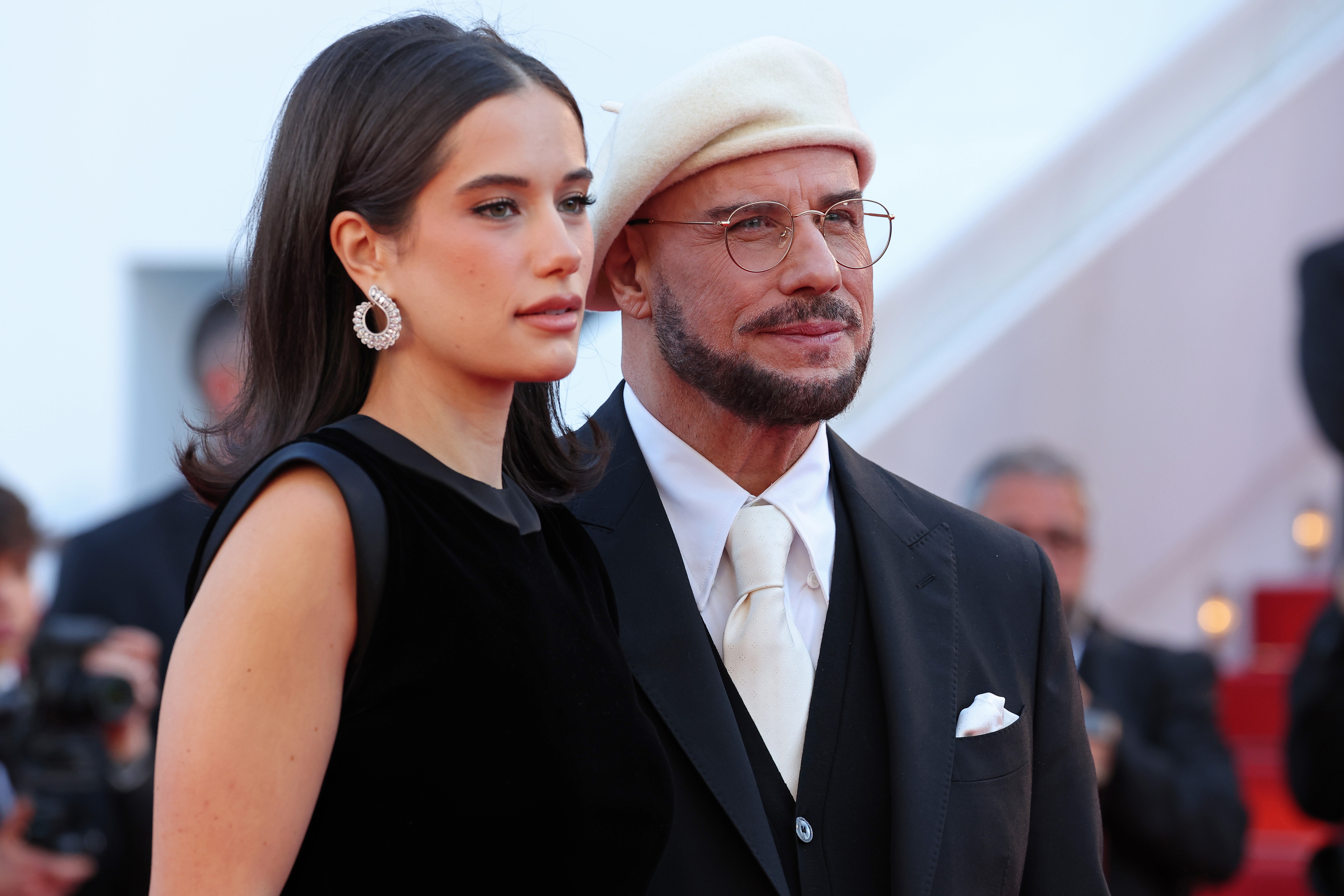 John Travolta brilha no Festival de Cannes ao lado da filha