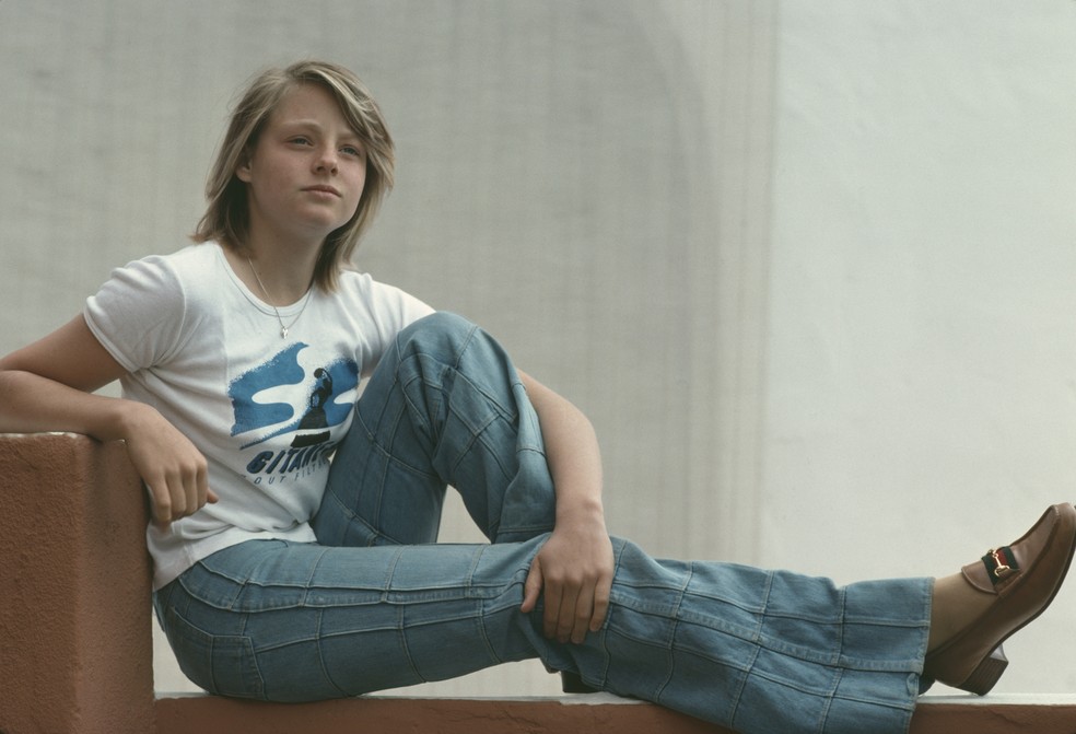 A atriz Jodie Foster com mocassins da Gucci, em 1976 — Foto: Getty Images