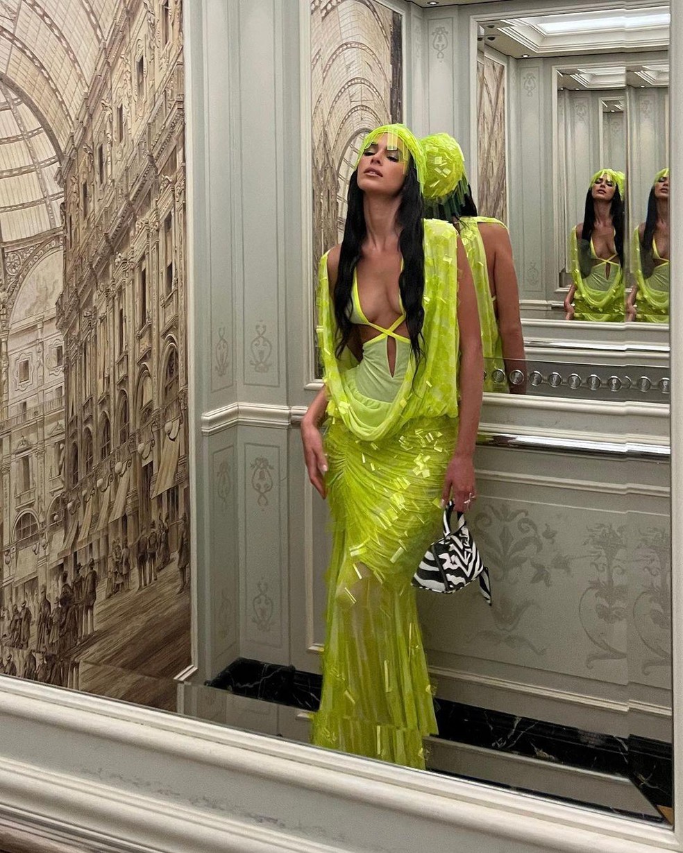 Com vestido e bolsa de grifes, Bruna Marquezine faz biquinho em selfie -  Quem