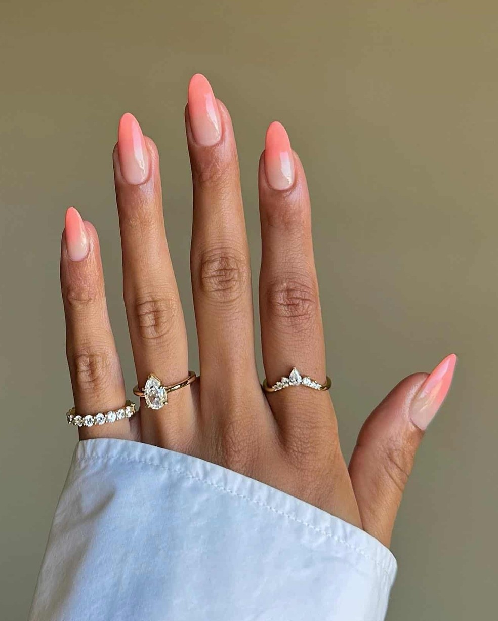 Nail art com a cor do ano de 2024 da Pantone: Peach Fuzz — Foto: @abrowngirlrecommends