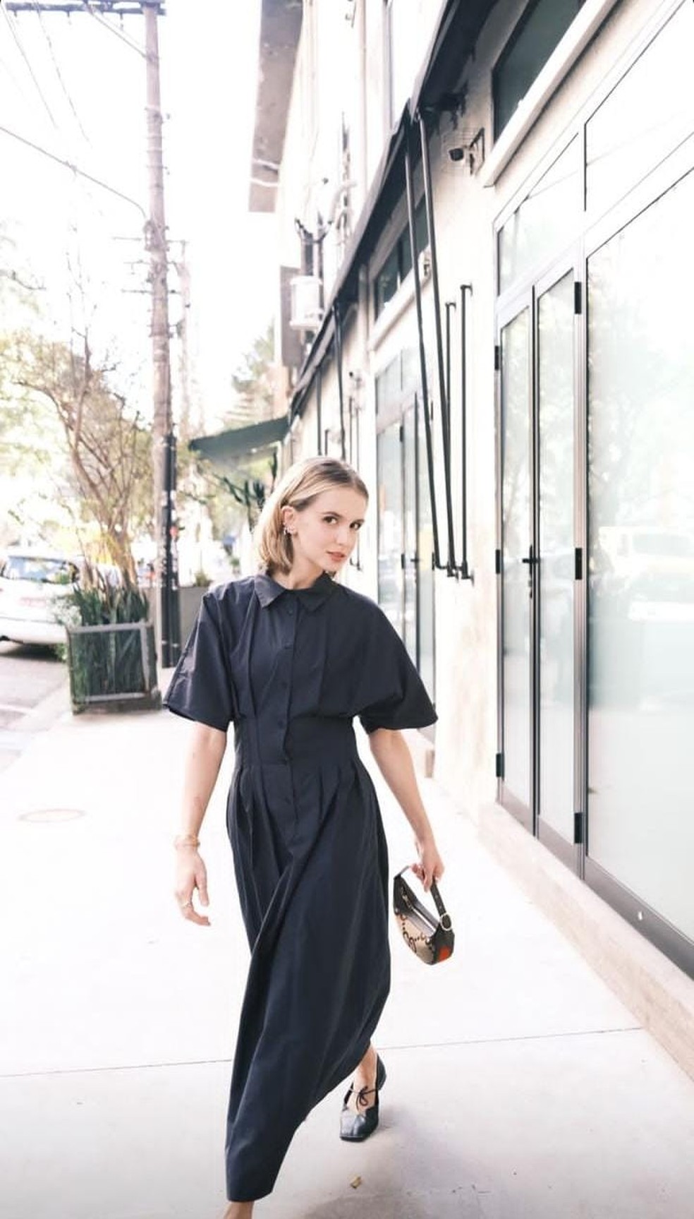 Isa Scherer posa com look all black em ensaio encantador