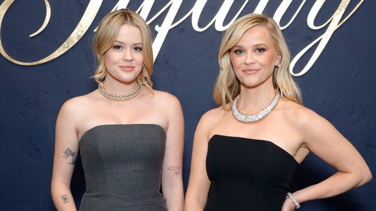 Reese Witherspoon aposta em look semelhante ao da filha para conferir evento fashion nos EUA
