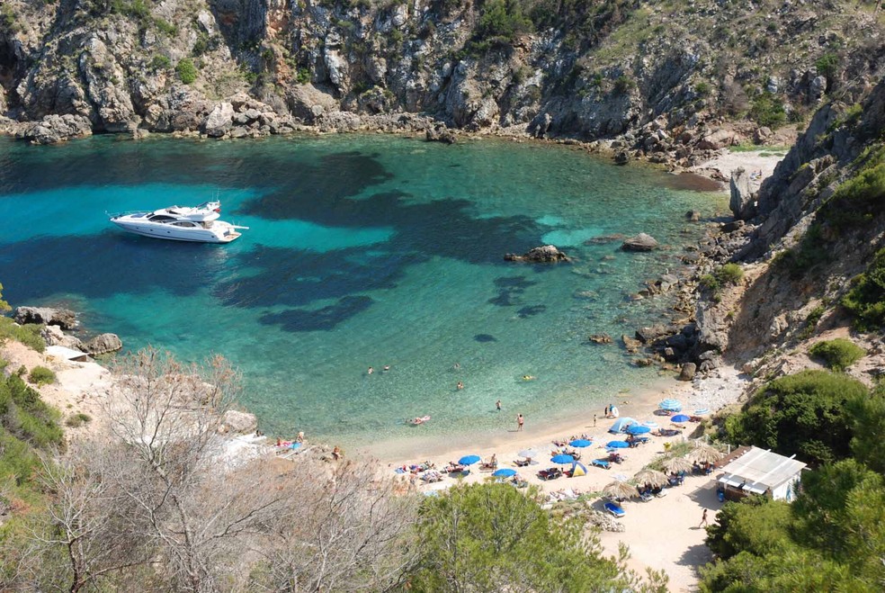 A praia Cala den Serra — Foto: Divulgação