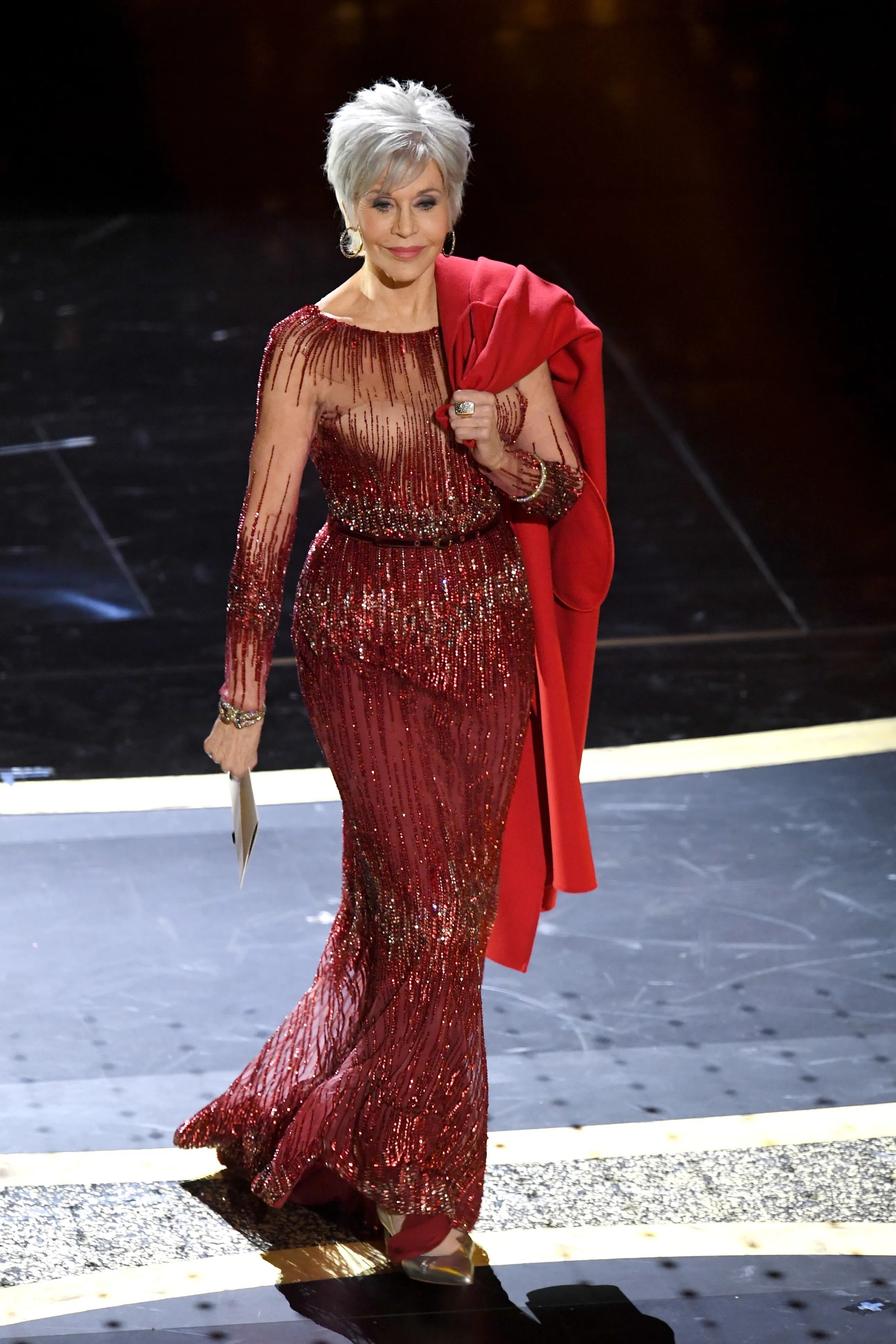 Jane Fonda, 2020, em um vestido Elie Saab vermelho que ela usou originalmente no Festival de Cinema de Cannes em 2014 — Foto: Kevin Winter/Getty Images